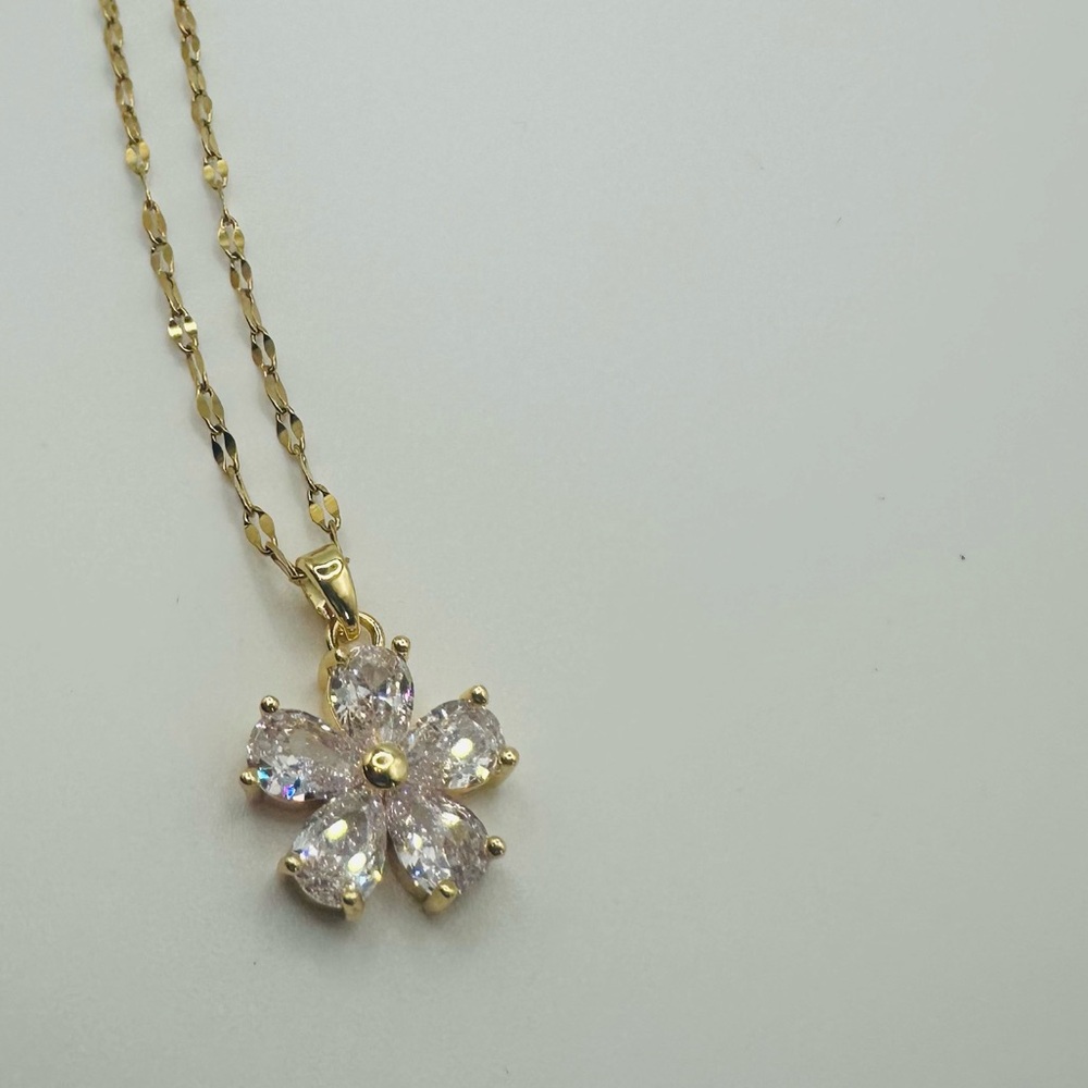 Elegant Gold Chain Necklace